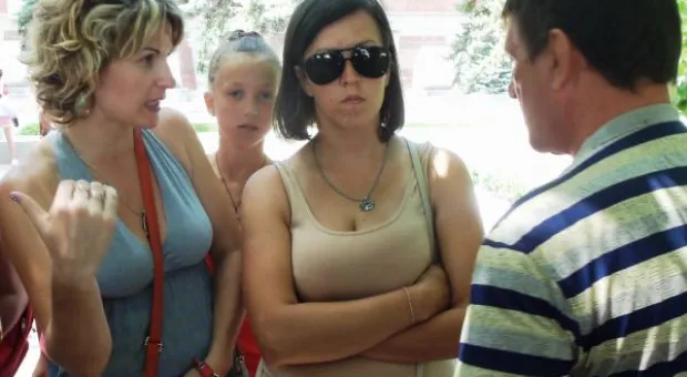 Юные спортсмены и тренеры ДЮСШ "Парус" пришли отвоевывать свой зал под стены администрации Севастополя