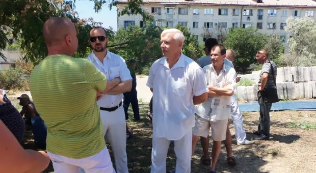 Стрелецкий бунт. Вчера предписание о сносе забора скандальной стройплощадки на Гавена вместо застройщика «выполнили» казаки и местные жители