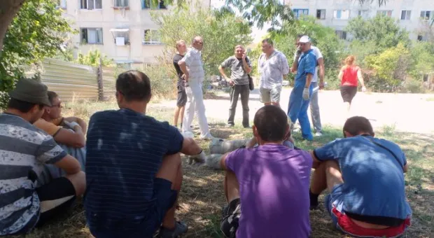 Стрелецкий бунт. Вчера предписание о сносе забора скандальной стройплощадки на Гавена вместо застройщика «выполнили» казаки и местные жители