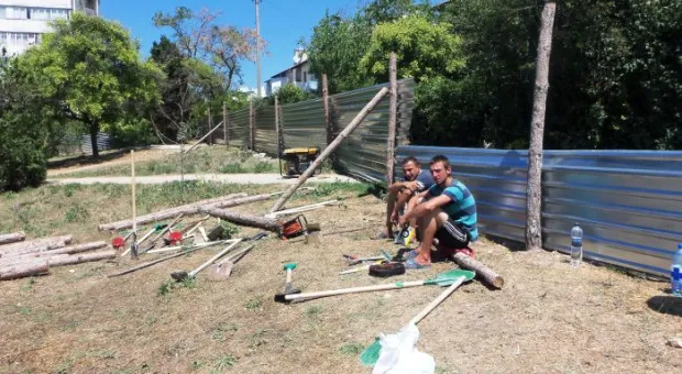 Стрелецкий бунт. Вчера предписание о сносе забора скандальной стройплощадки на Гавена вместо застройщика «выполнили» казаки и местные жители