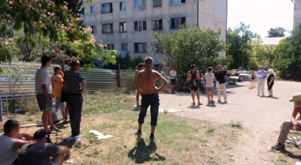 Стрелецкий бунт. Вчера предписание о сносе забора скандальной стройплощадки на Гавена вместо застройщика «выполнили» казаки и местные жители