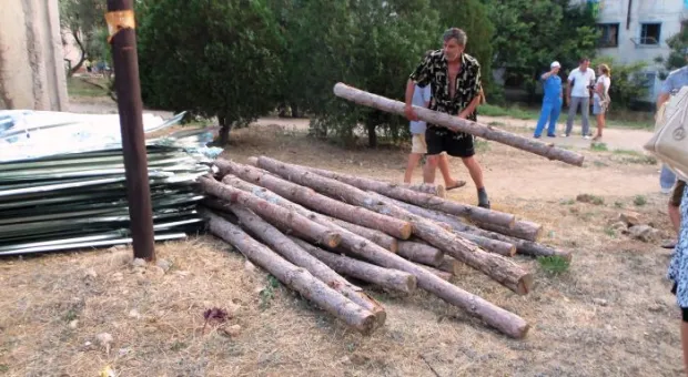 Стрелецкий бунт. Вчера предписание о сносе забора скандальной стройплощадки на Гавена вместо застройщика «выполнили» казаки и местные жители