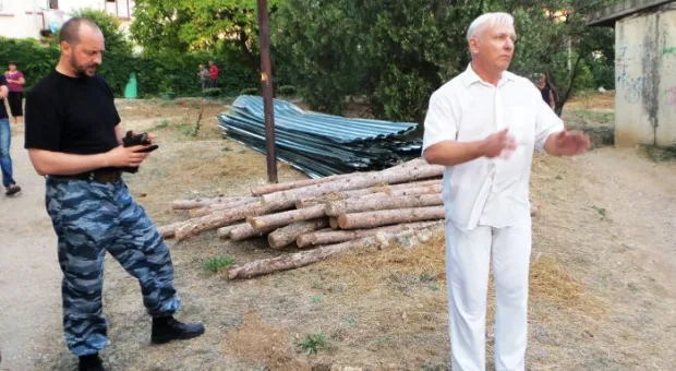 Стрелецкий бунт. Вчера предписание о сносе забора скандальной стройплощадки на Гавена вместо застройщика «выполнили» казаки и местные жители