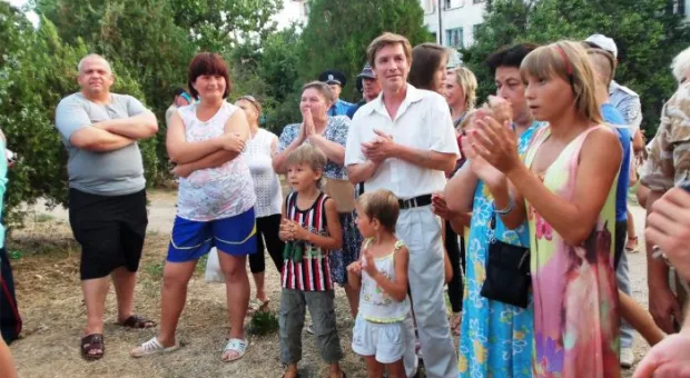 Стрелецкий бунт. Вчера предписание о сносе забора скандальной стройплощадки на Гавена вместо застройщика «выполнили» казаки и местные жители