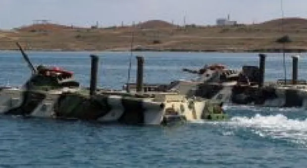 Морские пехотинцы Черноморского флота проводят тренировки по выводу боевой техники на воду с десантного корабля