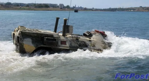 Морские пехотинцы Черноморского флота проводят тренировки по выводу боевой техники на воду с десантного корабля