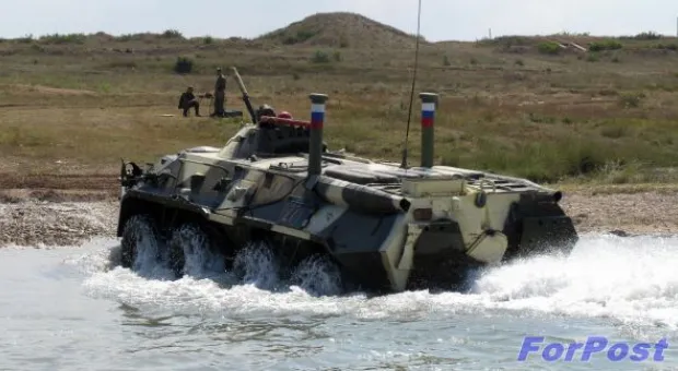 Морские пехотинцы Черноморского флота проводят тренировки по выводу боевой техники на воду с десантного корабля