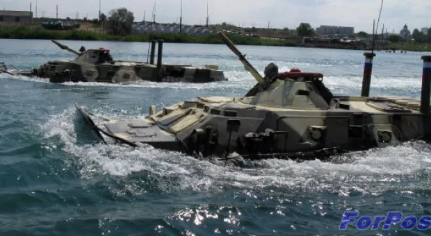 Морские пехотинцы Черноморского флота проводят тренировки по выводу боевой техники на воду с десантного корабля