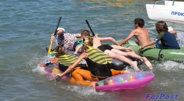 В Севастополе прошел IX открытый чемпионат по гонкам на матрасах