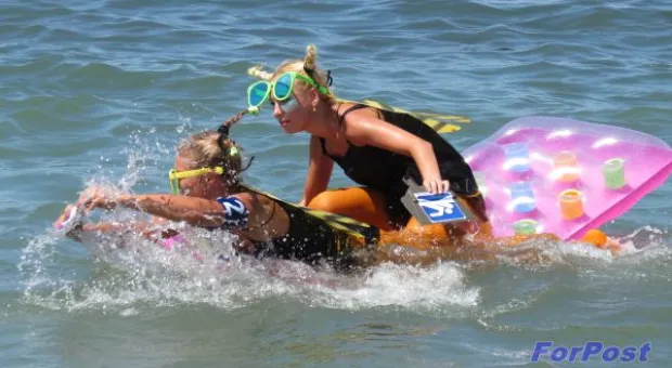 В Севастополе прошел IX открытый чемпионат по гонкам на матрасах