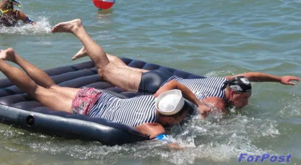 В Севастополе прошел IX открытый чемпионат по гонкам на матрасах