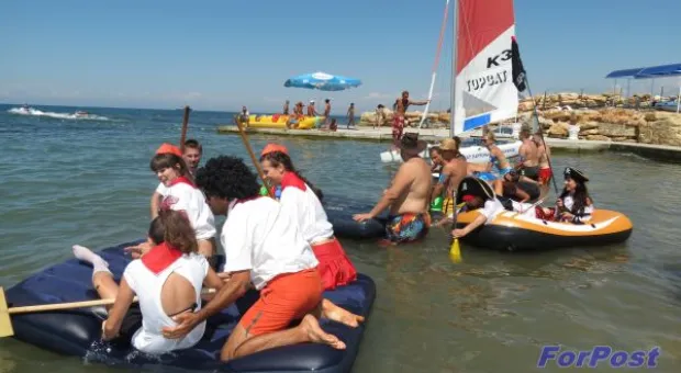 В Севастополе прошел IX открытый чемпионат по гонкам на матрасах