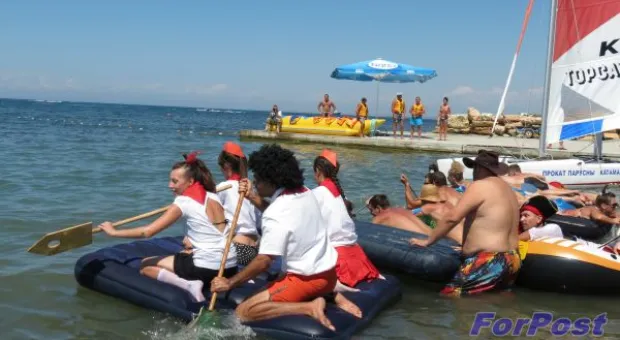 В Севастополе прошел IX открытый чемпионат по гонкам на матрасах