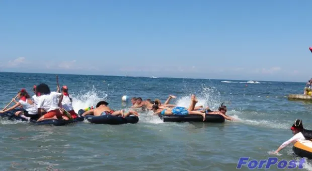 В Севастополе прошел IX открытый чемпионат по гонкам на матрасах