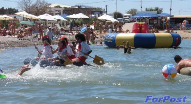 В Севастополе прошел IX открытый чемпионат по гонкам на матрасах