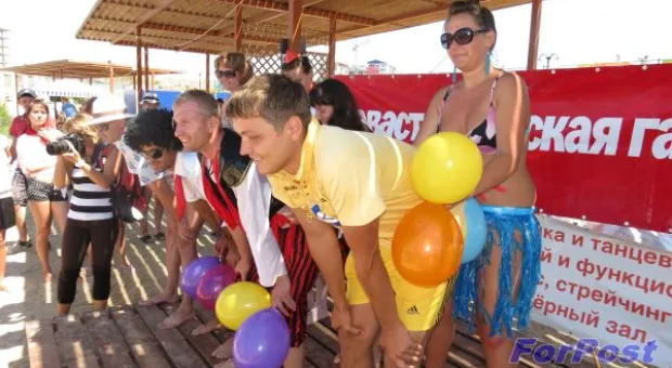 В Севастополе прошел IX открытый чемпионат по гонкам на матрасах