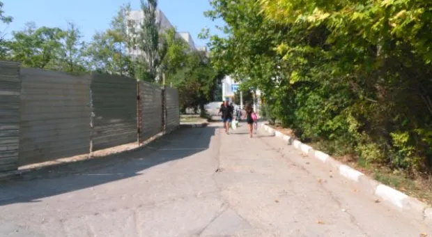 Война с жителями Севастополя разгорается. Очередной забор в сквере на «Лётчиках»