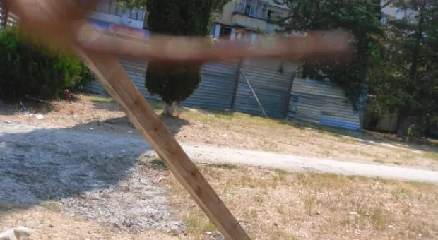 Война с жителями Севастополя разгорается. Очередной забор в сквере на «Лётчиках»