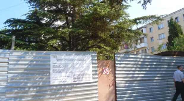 Война с жителями Севастополя разгорается. Очередной забор в сквере на «Лётчиках»