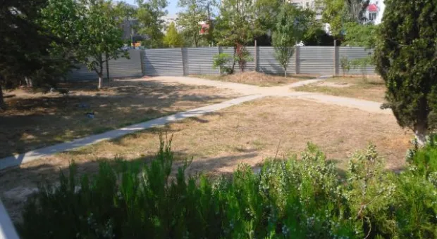 Война с жителями Севастополя разгорается. Очередной забор в сквере на «Лётчиках»