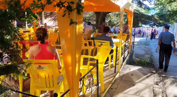 Крестовая отвёртка – главное оружие против уплотнительной застройки. В Севастополе жители разобрали очередной строительный забор