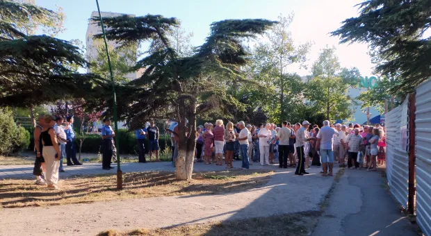 Крестовая отвёртка – главное оружие против уплотнительной застройки. В Севастополе жители разобрали очередной строительный забор