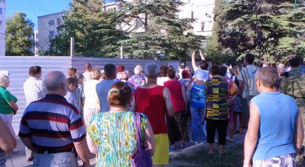 Крестовая отвёртка – главное оружие против уплотнительной застройки. В Севастополе жители разобрали очередной строительный забор