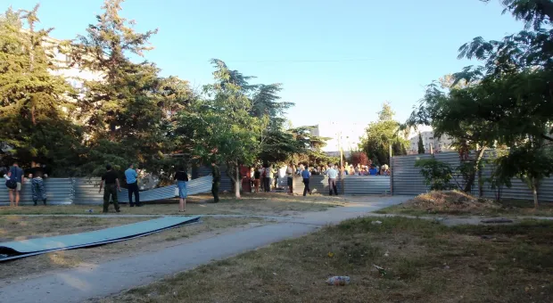 Крестовая отвёртка – главное оружие против уплотнительной застройки. В Севастополе жители разобрали очередной строительный забор