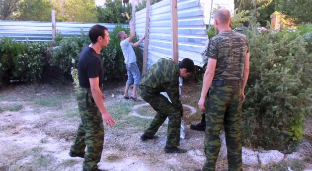 Крестовая отвёртка – главное оружие против уплотнительной застройки. В Севастополе жители разобрали очередной строительный забор