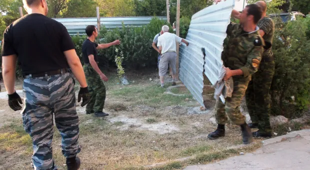 Крестовая отвёртка – главное оружие против уплотнительной застройки. В Севастополе жители разобрали очередной строительный забор