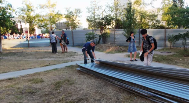 Крестовая отвёртка – главное оружие против уплотнительной застройки. В Севастополе жители разобрали очередной строительный забор
