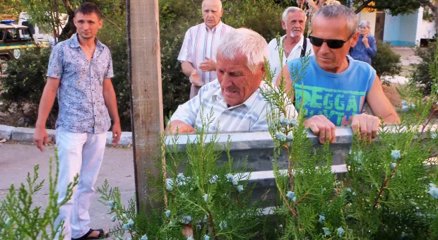 Крестовая отвёртка – главное оружие против уплотнительной застройки. В Севастополе жители разобрали очередной строительный забор