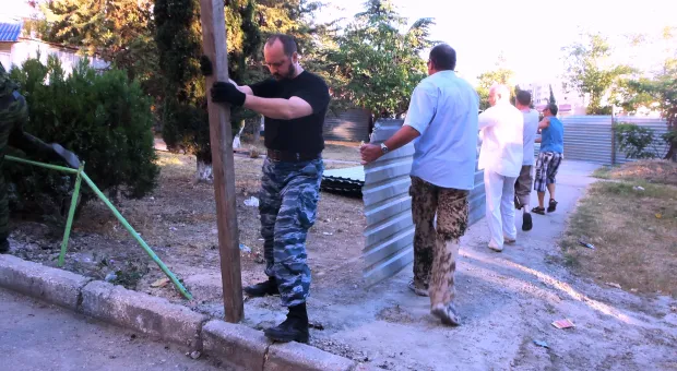 Крестовая отвёртка – главное оружие против уплотнительной застройки. В Севастополе жители разобрали очередной строительный забор