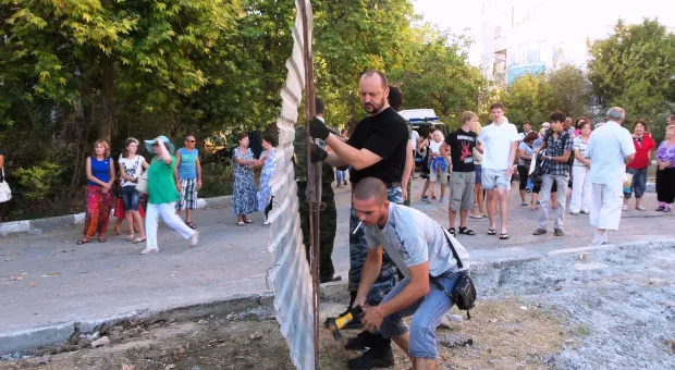 Крестовая отвёртка – главное оружие против уплотнительной застройки. В Севастополе жители разобрали очередной строительный забор