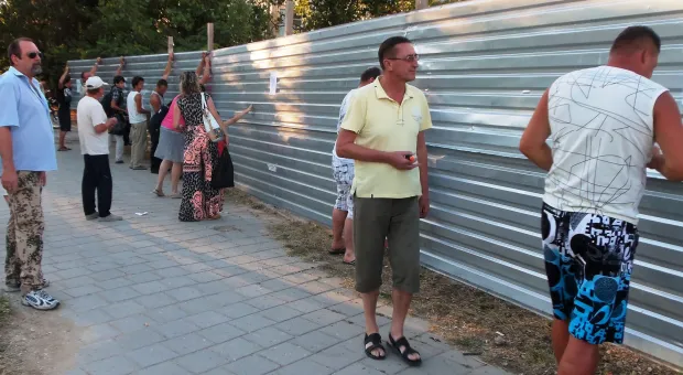 Крестовая отвёртка – главное оружие против уплотнительной застройки. В Севастополе жители разобрали очередной строительный забор