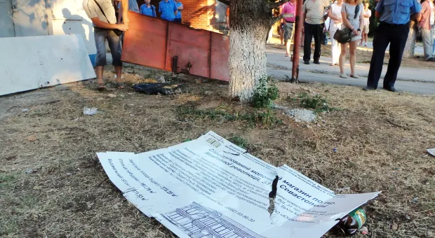 Крестовая отвёртка – главное оружие против уплотнительной застройки. В Севастополе жители разобрали очередной строительный забор