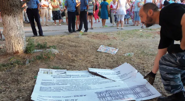 Крестовая отвёртка – главное оружие против уплотнительной застройки. В Севастополе жители разобрали очередной строительный забор