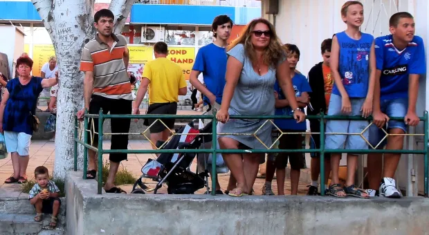 Крестовая отвёртка – главное оружие против уплотнительной застройки. В Севастополе жители разобрали очередной строительный забор