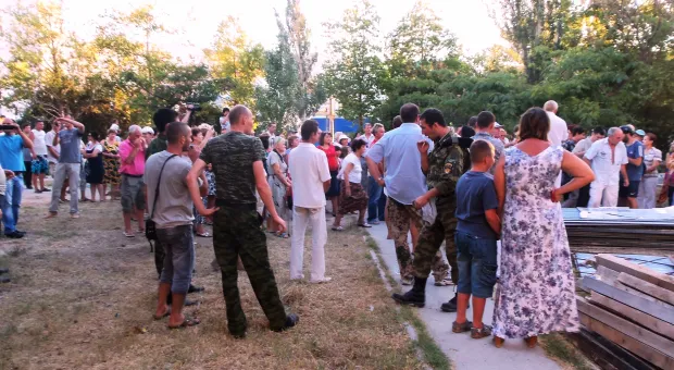 Крестовая отвёртка – главное оружие против уплотнительной застройки. В Севастополе жители разобрали очередной строительный забор