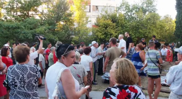 Крестовая отвёртка – главное оружие против уплотнительной застройки. В Севастополе жители разобрали очередной строительный забор