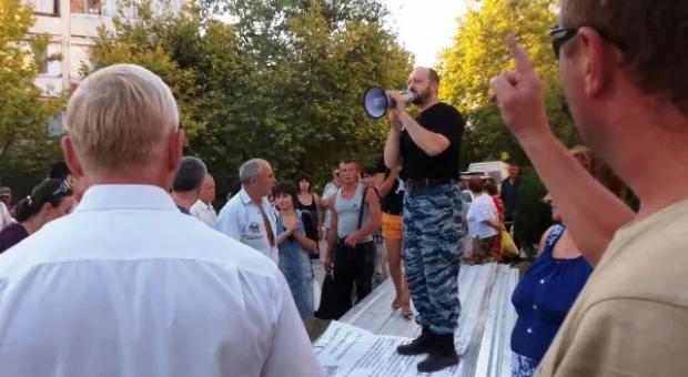 Крестовая отвёртка – главное оружие против уплотнительной застройки. В Севастополе жители разобрали очередной строительный забор