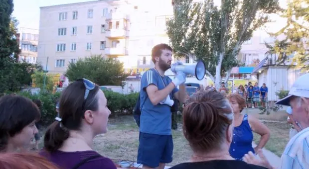 Крестовая отвёртка – главное оружие против уплотнительной застройки. В Севастополе жители разобрали очередной строительный забор