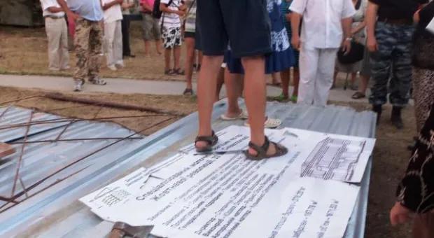 Крестовая отвёртка – главное оружие против уплотнительной застройки. В Севастополе жители разобрали очередной строительный забор