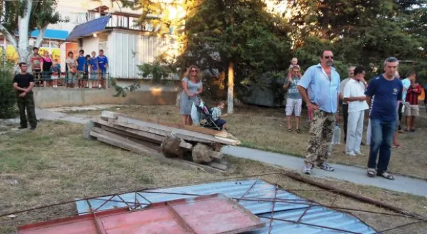 Крестовая отвёртка – главное оружие против уплотнительной застройки. В Севастополе жители разобрали очередной строительный забор