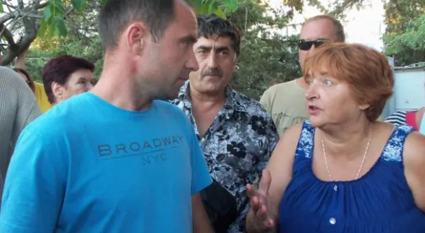 Крестовая отвёртка – главное оружие против уплотнительной застройки. В Севастополе жители разобрали очередной строительный забор