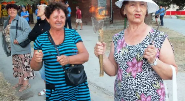 Крестовая отвёртка – главное оружие против уплотнительной застройки. В Севастополе жители разобрали очередной строительный забор