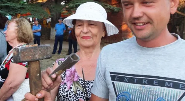 Крестовая отвёртка – главное оружие против уплотнительной застройки. В Севастополе жители разобрали очередной строительный забор