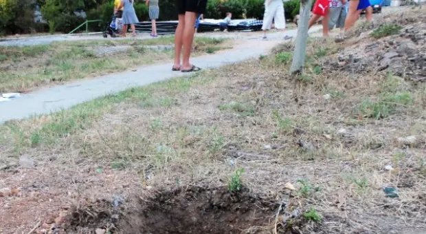 Крестовая отвёртка – главное оружие против уплотнительной застройки. В Севастополе жители разобрали очередной строительный забор