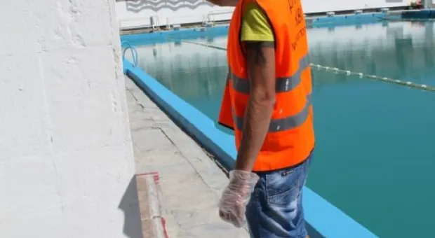 На водно-оздоровительном комплексе им. 200-летия Севастополя прошел субботник с участием условно осужденных