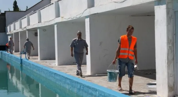 На водно-оздоровительном комплексе им. 200-летия Севастополя прошел субботник с участием условно осужденных